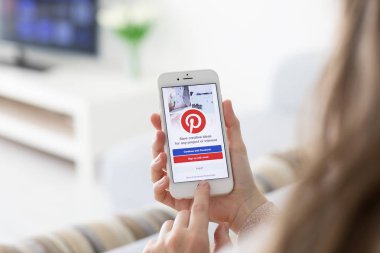 İPhone sosyal Internet servisi Pinteres holding kadın eller