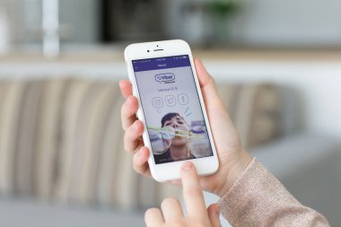 İstemci ileti ve ses hizmeti VIB ile iPhone tutan kadın