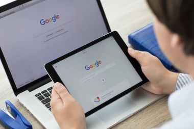 İPad Pro alanı gri sosyal ağ hizmeti Google tutan adam