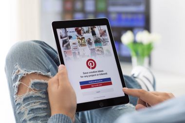 İPad Pro alanı gri sosyal Internet hizmet Pinteres tutan adam