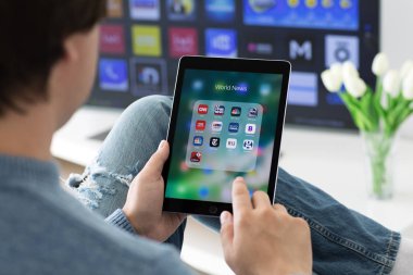İPad Pro popüler Haberler uygulamalarla holding adam eller