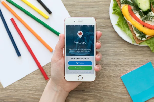 İstemci canlı video akışı Periskop ile iPhone tutan kadın 