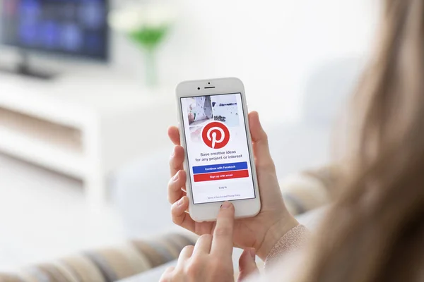 Kobieta ręce trzymając iphone z społecznego serwis internetowy Pinteres — Zdjęcie stockowe