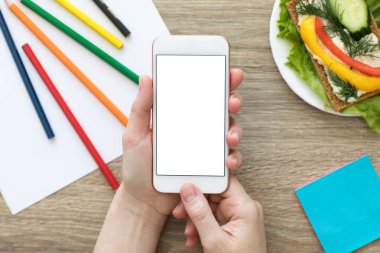 Telefon ile izole perde içinde renkli caf tutan eller