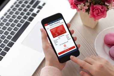 Kadın el telefon app dizüstü online alışveriş ile tutarak