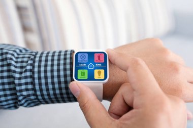 Erkek el ile beyaz smartwatch ve app akıllı ev perde