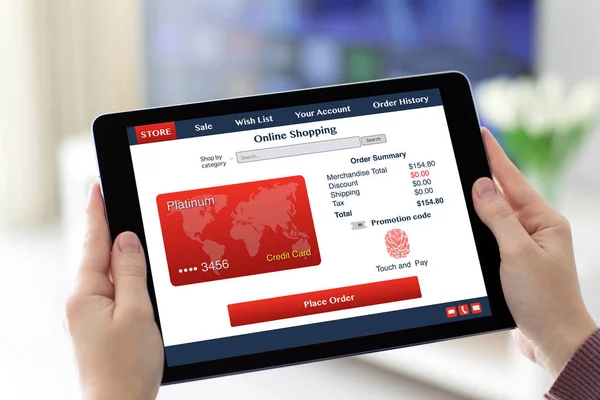 Las manos femeninas sosteniendo la tableta con la aplicación de compras en línea en pantalla —  Fotos de Stock