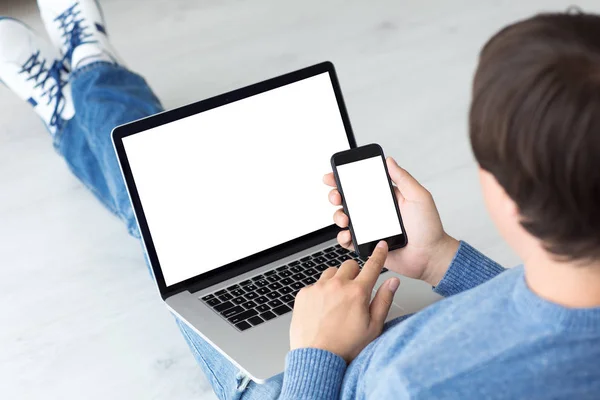 Man met computer en telefoon met geïsoleerde scherm — Stockfoto