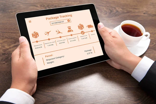 画面上の追跡アプリ パッケージに男持株タブレット — ストック写真