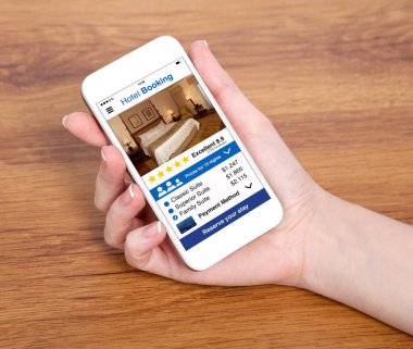 kadın el beyaz dokunmatik telefon app otel rezervasyonu ile tutarak 