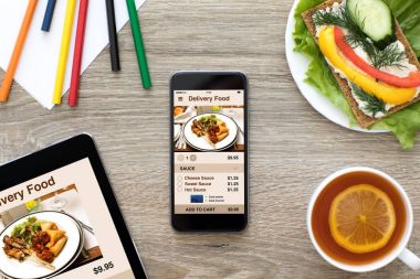 Telefon ve bilgisayar tablet ile app teslim gıda ekranda