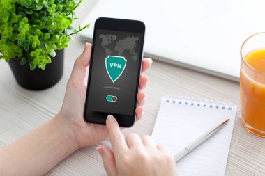 telefon app vpn oluşturma Internet iletişim kuralları protecti tutan kadın