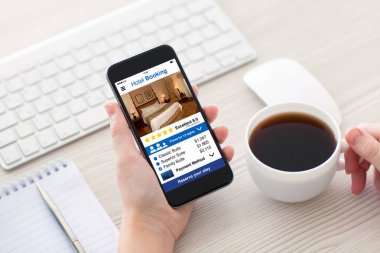 Telefon app otel rezervasyonu ile ekranda holding kadınlar eller