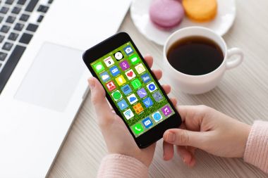Ana Ekran simgeleri apps defter ile telefon holding kadın eller