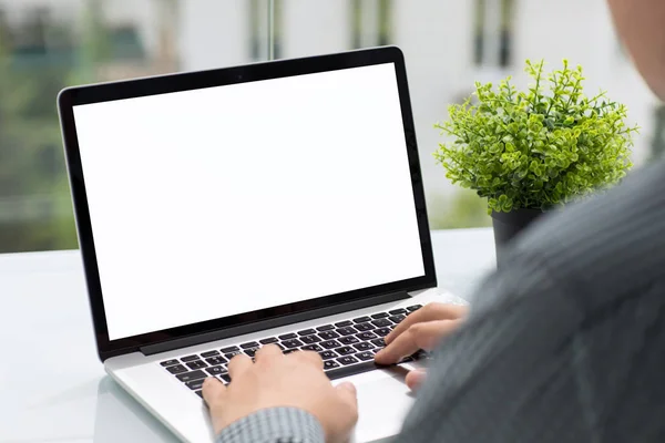 Człowiek posiadający komputer z ekranem na białym tle w kawiarni — Zdjęcie stockowe