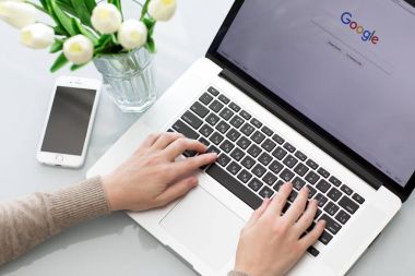 Kadın el Macbook Pro ile sosyal ağ hizmeti Google