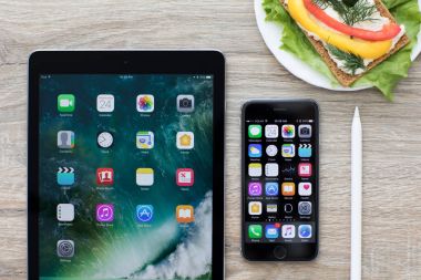 Tablo ana ekran ile iphone ve iPad Pro