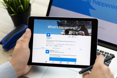 Adam Macbook ve ipad Pro sosyal ağ hizmeti Twitter 