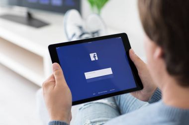 Sosyal ağ hizmeti Facebook ile iPad Pro tutan adam