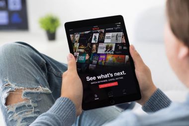 Akışlı medya ve video Netflix iPad app sağlar tutan adam