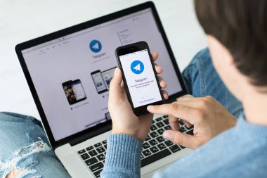 İPhone ve Macbook Pro sosyal ağ hizmeti Tel tutan adam