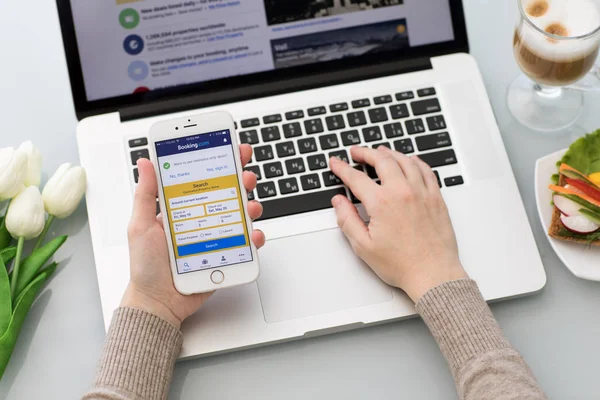 IPhone con app Booking.com prenotazioni alberghiere online — Foto Stock
