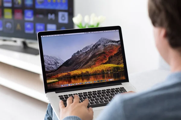 Sfondi MacOS High Sierra sullo schermo di MacBook Pro — Foto Stock