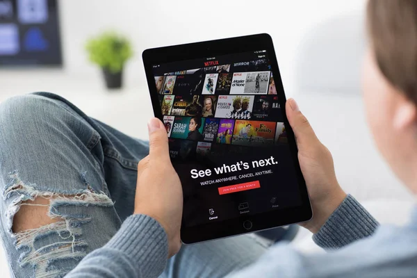 Man holding iPad app provides streaming media and video Netflix — Stock Photo, Image