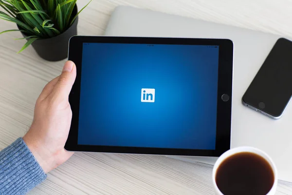 Man met ipad Pro Space Gray sociale netwerkdienst Linkedin — Stockfoto