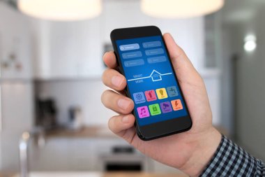 adam el telefon app akıllı ev arka plan mutfak ile tutarak