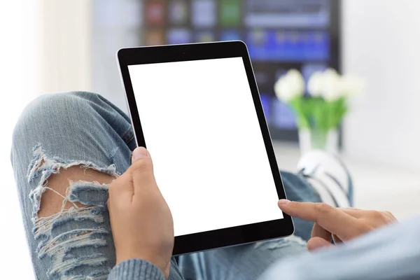 Muž v džínách drží tablet s izolované obrazovky v pokoji — Stock fotografie