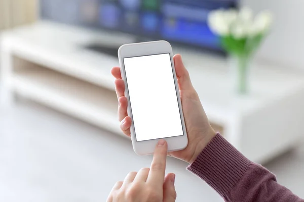 Manos femeninas sosteniendo el teléfono con pantalla aislada en la habitación — Foto de Stock