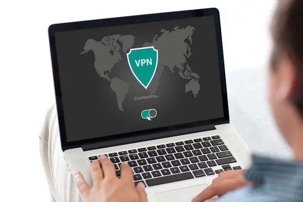 Man met laptop app VPN-creatie internetprotocollen beschermen — Stockfoto