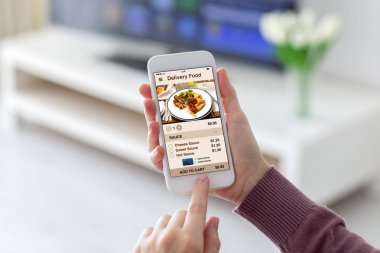Telefon app teslim gıda ile ekranda tutan eller