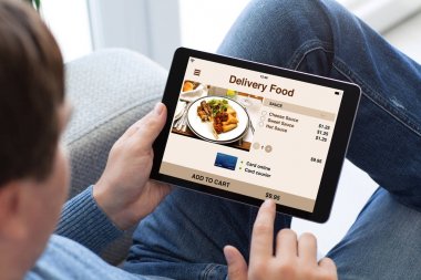 adam teslim gıda ekran tablet bilgisayarınızla tutan kot pantolon