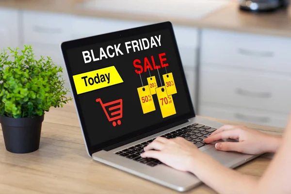 Frau gibt Laptop mit Verkauf Black Friday auf dem Bildschirm ab — Stockfoto