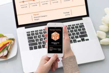 Telefon dağıtım paket sc izleme uygulaması ile tutarak eller