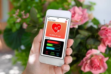 Beyaz telefon app sağlık izleme aktivitesi scr tutan el