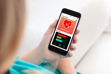 ekranda etkinliğini izleme app sağlık ile telefon tutan kadın