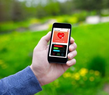 Erkek el telefon aktivite ekran izleme app sağlığı ile tutarak
