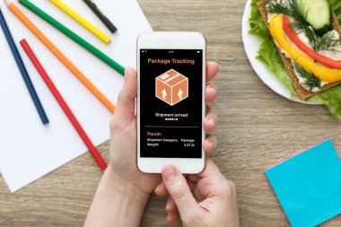 Telefon dağıtım paket sc izleme uygulaması ile tutarak eller