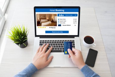 Kredi kartı laptop app otel rezervasyonu ile holding adam eller