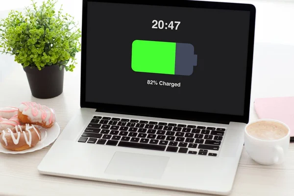 Notebook with charged battery screen on desk in office — Stock Photo, Image