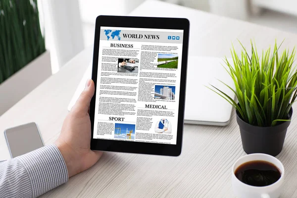 Man hand holding computer tablet with app world news screen — Stock Photo, Image