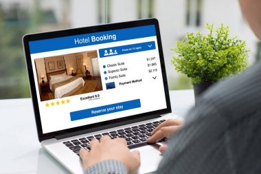 Bilgisayar ile app otel rezervasyon perde kafede tutan adam
