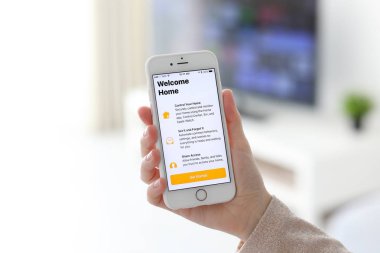 Kadın el iPhone app ana ekranında ile tutarak