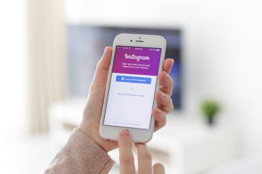 Sosyal ağ hizmeti Instagram ile iPhone tutan kadın