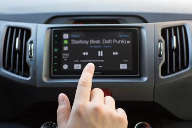 Adam el dokunmak ana ekran multimedya sistemi ile araba oyna