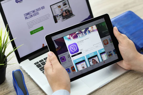 Man holding iPad Pro with client messaging voice service Viber — Stock Photo, Image