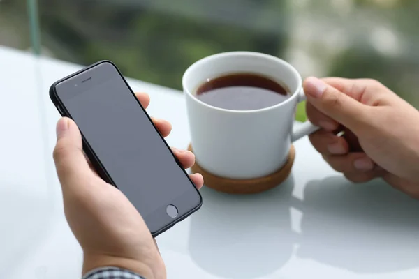 Mãos de homem segurando iPhone — Fotografia de Stock